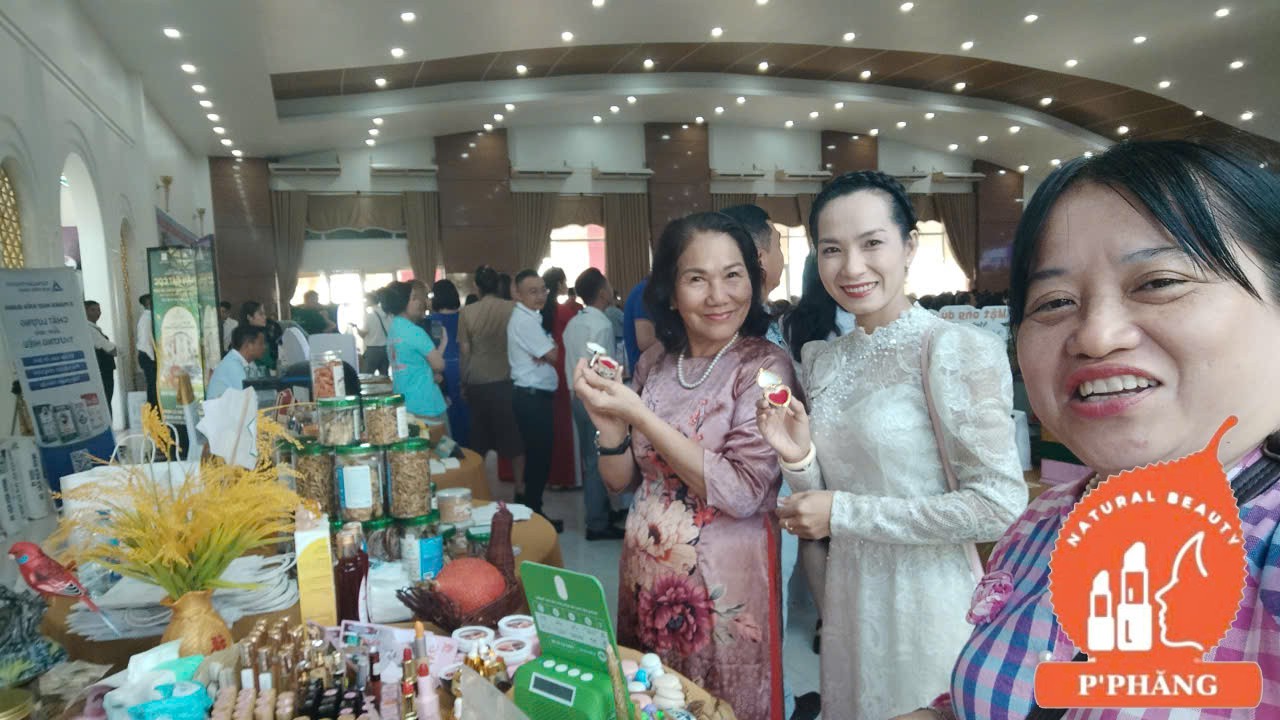 HAI CHỊ KHÁCH CHỌN SON NGÀY DOANH NHÂN