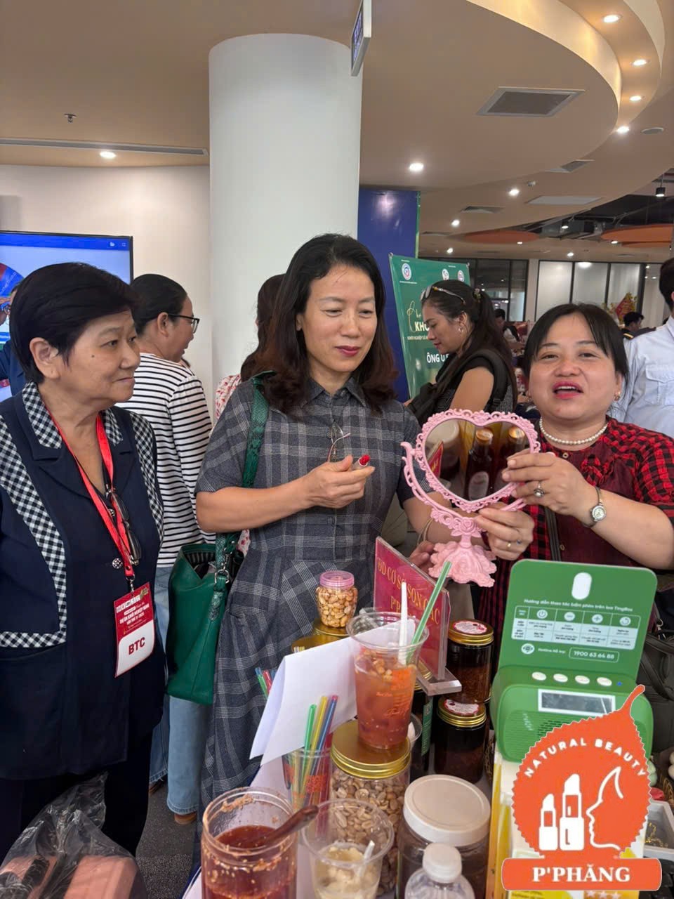 HÌNH CÔ KIM ANH  - BAN TỔ CHỨC CUỘC THI KHỞI NGHIỆP XANH