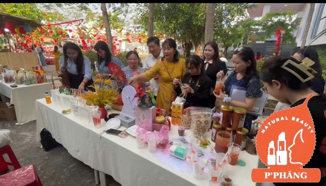 GIAN HÀNG RẤT ĐÔNG KHÁCH