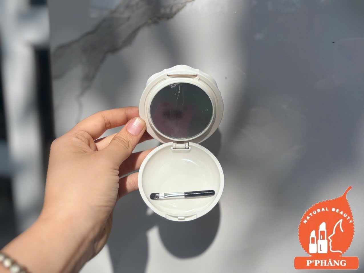 HỘP SON 5 MÀU CÓ CỌ KIẾNG - VẺ ĐẸP ĐA SẮC TỪ NỮ HOÀNG GẤC